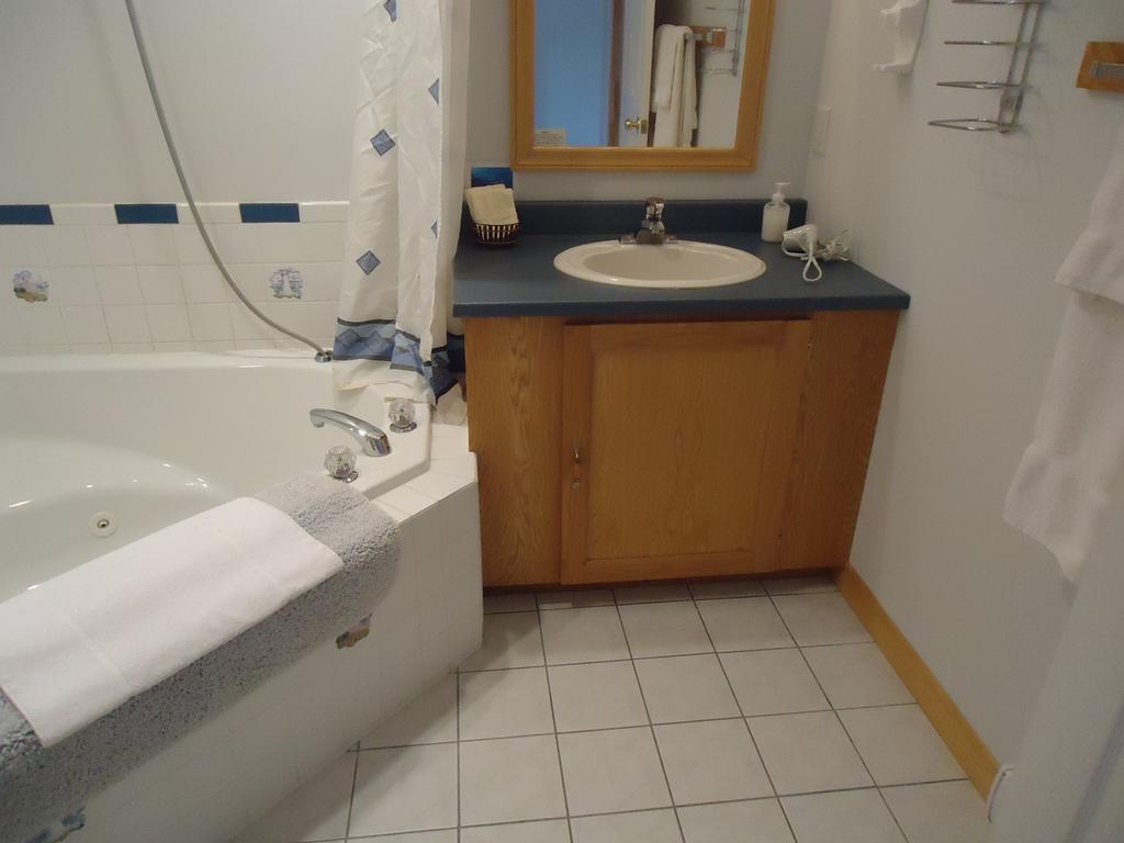 Ocean View Motel And Chalets Cheticamp Room photo